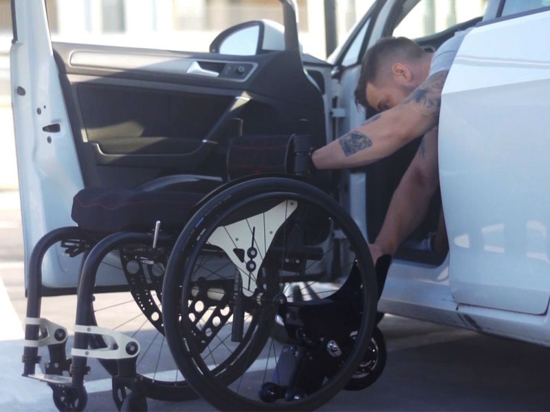 Grâce aux petites roues, le Yomper roule facilement sous le fauteuil roulant; L'entraînement auxiliaire léger peut être rapidement fixé d'une seule main