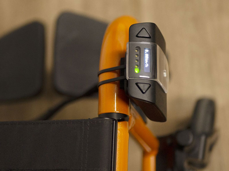 L'unité de commande EasyGo peut être placée sur le côté gauche ou droit de votre fauteuil roulant ou de votre cuisse