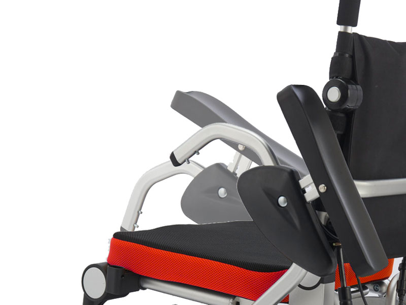 Les accoudoirs rabattables vous permettent également de vous asseoir latéralement dans le fauteuil roulant