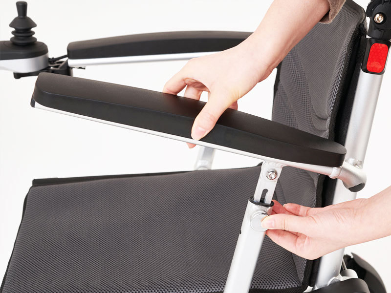 Door de verstelbare en opklapbare armleuningen kunt u zijwaarts in de rolstoel plaatsnemen