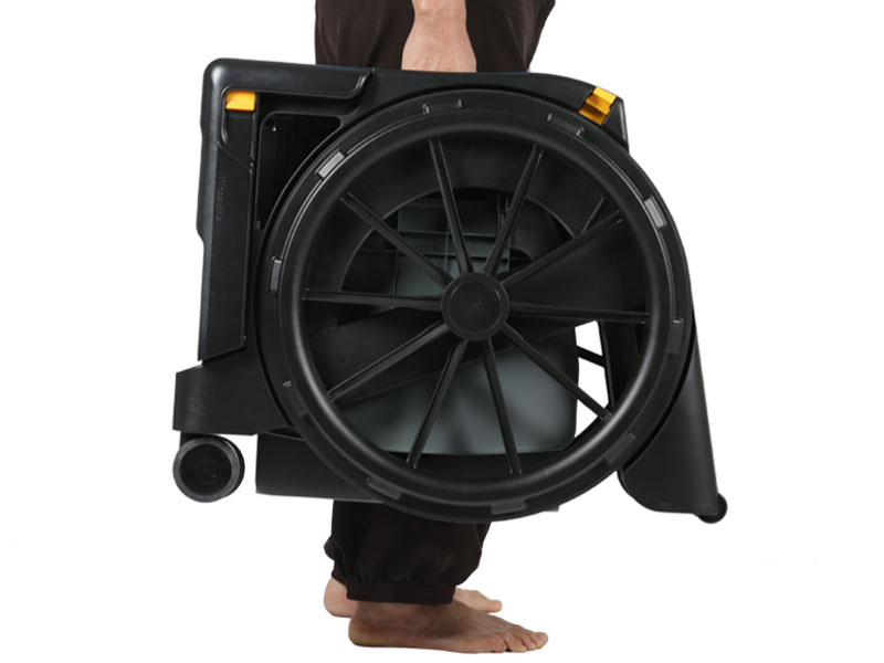 De lichtgewicht kunststof rolstoel (11,8 kg) is makkelijk aan handvat op te tillen